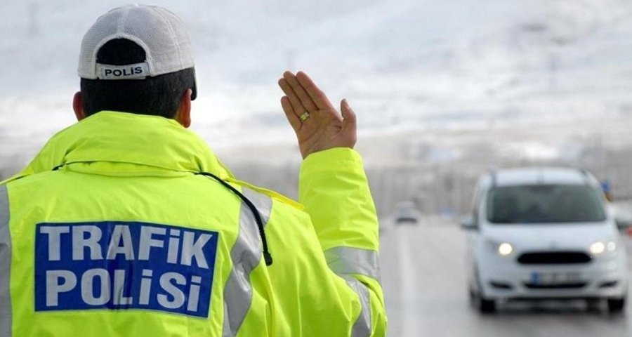 1 yılda 6 kez kırmızı ışıkta geçenlerin ehliyeti iptal edilecek.