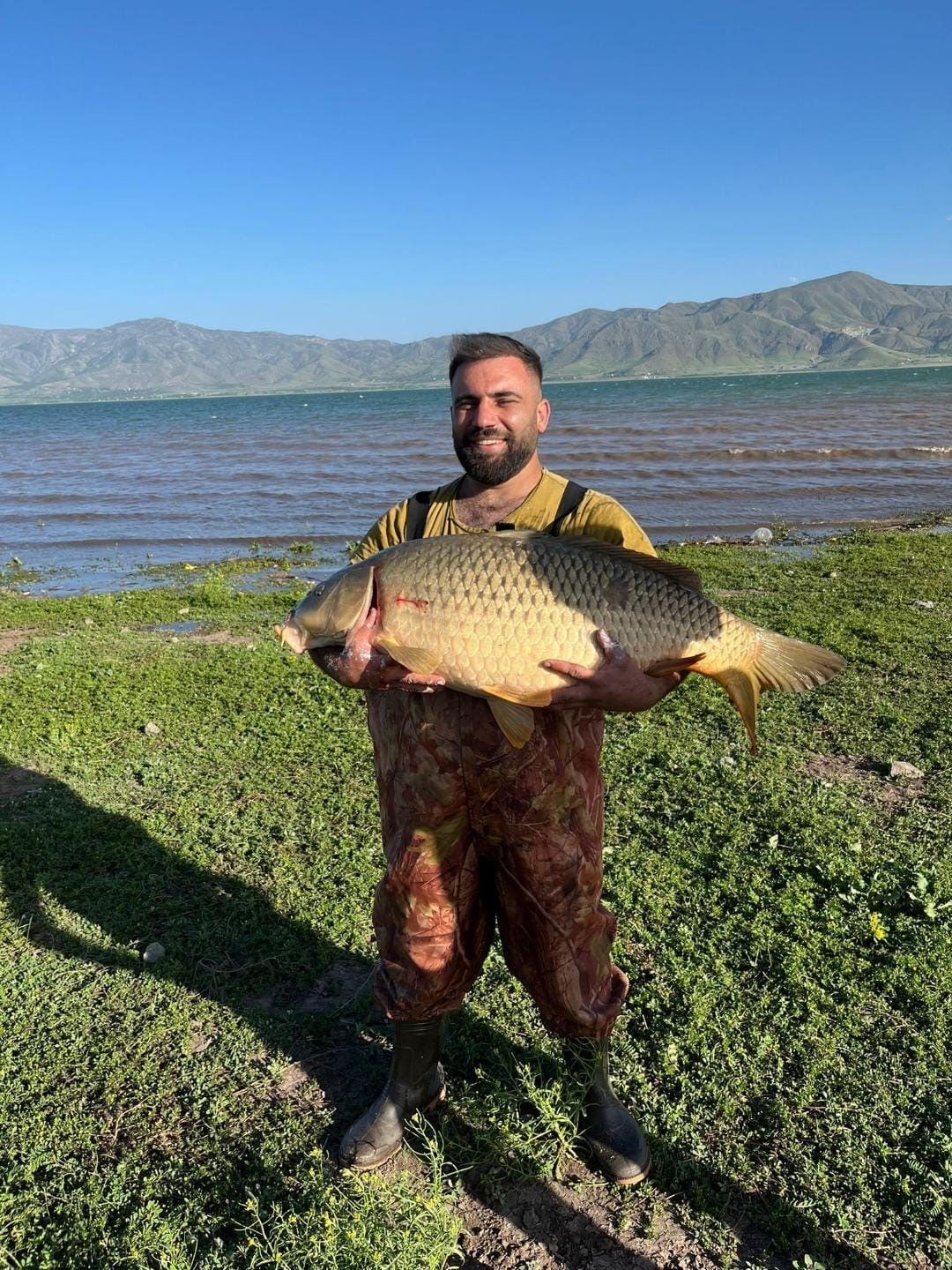Elazığ’da amatör balıkçı, Keban Baraj Gölü’nde 32 kiloluk dev sazan