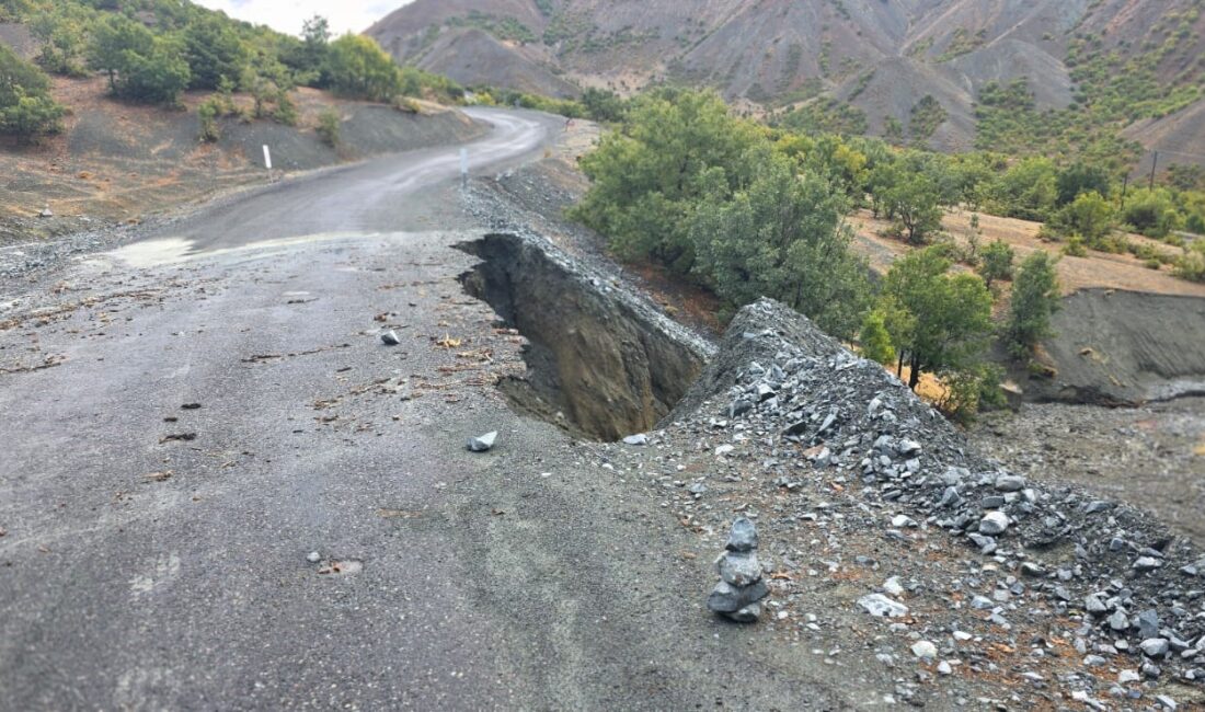 Elazığ’da yağışlarla birlikte Gökdere-Köklüce köy yolunda çökme ve kaya düşmesi