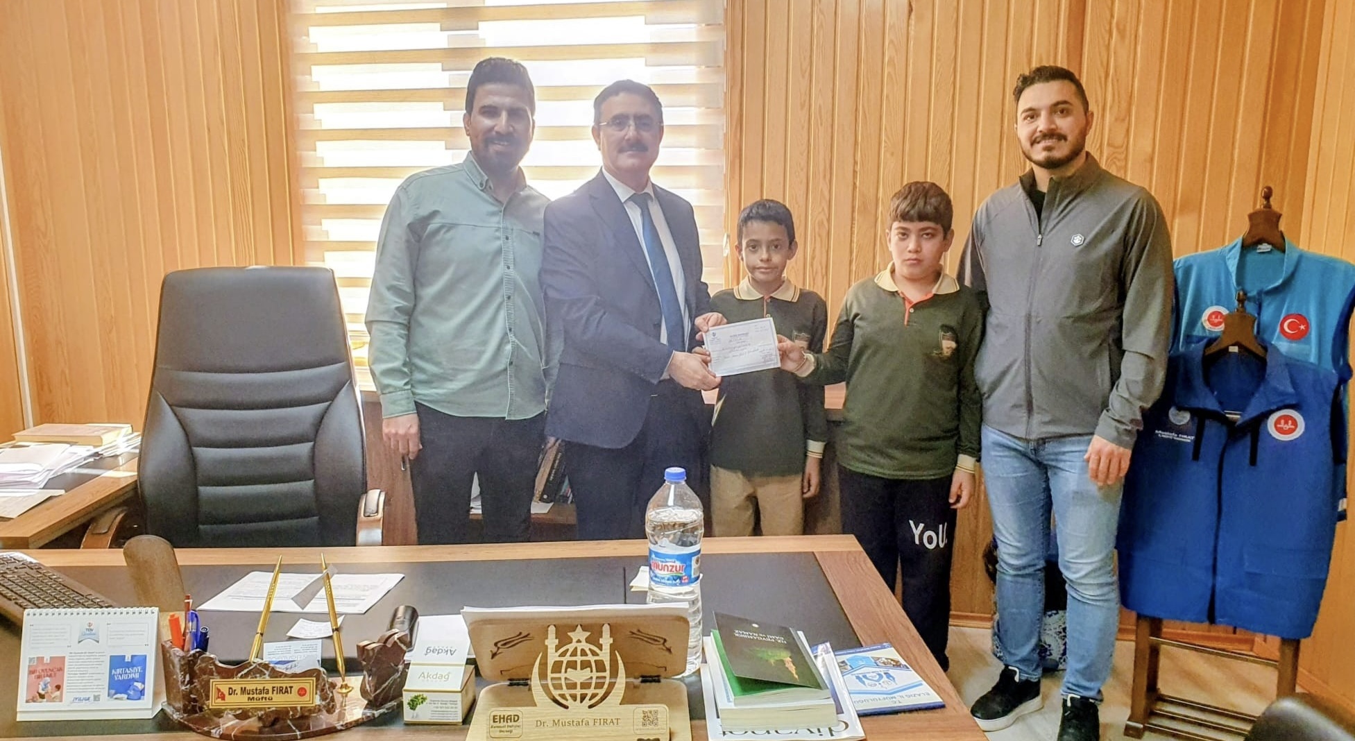 Elazığ’da ortaokulu öğrencileri Filistin’e destek için aralarında topladıkları parayı Türkiye